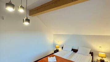 5 bedrooms, iron/ironing board, WiFi, bed sheets