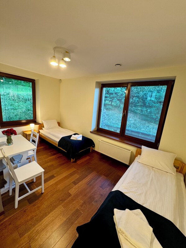 5 عدّة غرف نوم ومكواة/لوح كي وواي فاي وملاءات أسرّة