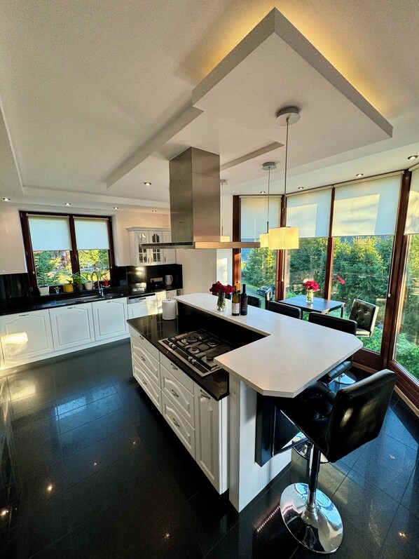 Frigorífic, microones, forn i placa de cuina