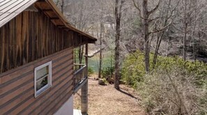 Property grounds - Cozy cabin for 4, 2 King size beds.  Porch with view of lake. Full kitchen. (Topton)