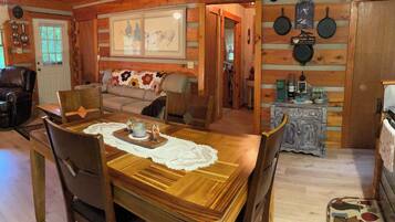 TV connectée, cheminée, livres