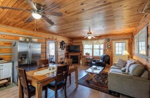 Smart TV, fireplace, books - Cozy cabin for 4, 2 King size beds.  Porch with view of lake. Full kitchen. (Topton)