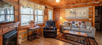 Cozy cabin for 4, 2 King size beds.  Porch with view of lake. Full kitchen.