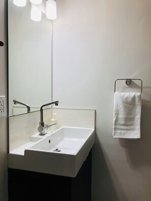 Sèche-cheveux, serviettes fournies, savon, shampoing