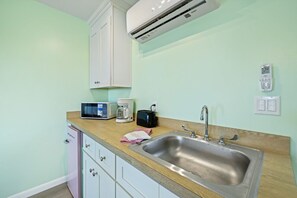 微波爐、咖啡機/沖茶器、餐桌
