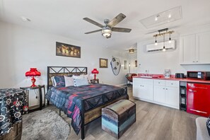 1 bedroom, free WiFi, bed sheets - The Pirate's Den Above Cedar Key Island Bakery (Cedar Key)