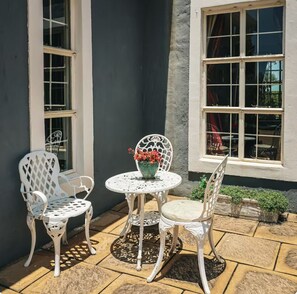 Outdoor dining - Country Retreat: Tranquil 3-Bedroom Farmhouse in Magaliesburg
 (Magaliesburg)