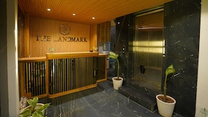 Una recepción con detalles de madera y un cartel que dice THE LANDMARK.