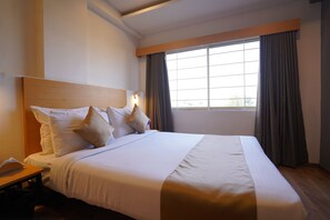 Desk, free WiFi, bed sheets - Anand The Landmark (Indore)