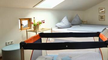 Mobil Karavan | 2 kamar tidur dan dilengkapi dengan perabotan berbeda-beda