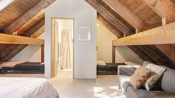 3 bedrooms, iron/ironing board, WiFi, bed sheets