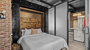 Setrika/meja setrika, Wi-Fi gratis, dan seprai linen