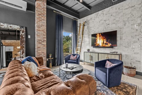 The Loft - Vibe is City meets Speak Easy with 2 Queen Bed + 1 Bath