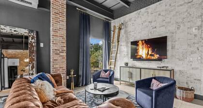 The Loft - Vibe is City meets Speak Easy with 2 Queen Bed + 1 Bath