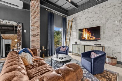 The Loft - Vibe is City meets Speak Easy with 2 Queen Bed + 1 Bath