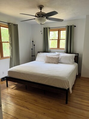 4 bedrooms, iron/ironing board, WiFi, bed sheets