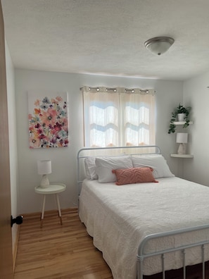 4 bedrooms, iron/ironing board, WiFi, bed sheets
