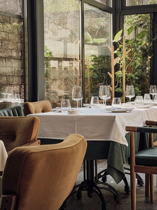 Serveert lunch en diner, Oost-Europese gerechten