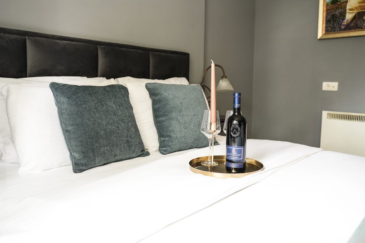 Een minibar, een kluis op de kamer, een bureau, geluiddichte muren