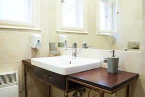 Dutxa, assecador de cabells, tovalloles i sabó 