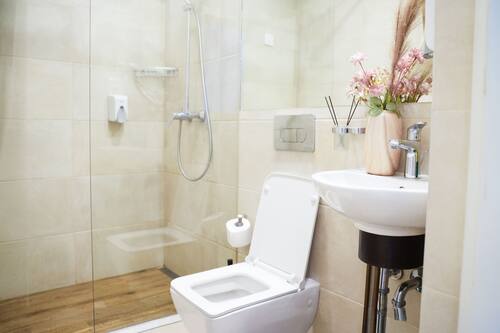 Douche, sĂšche-cheveux, serviettes fournies, savon