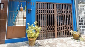 Un hostal con fachada azul, pared de bambú y un letrero que indica que es Casa Azul Hostel.