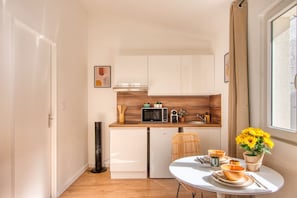 Kühlschrank, Mikrowelle, Herdplatte, Wasserkocher mit Kaffee-/Teezubehör