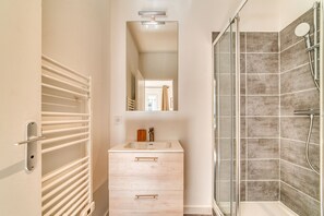 Dusche, kostenlose Toilettenartikel, Haartrockner, Handtücher