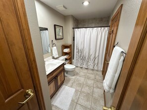 Hair dryer, towels, soap, shampoo - Elegant remodeled 3BD 2BA in the heart of Avon. Just minutes from Beaver Creek. (Avon)