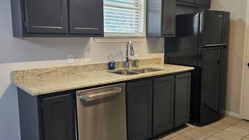 Køleskab, mikrobølgeovn, ovn, kogeplade