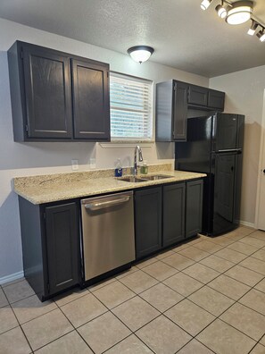 Fridge, microwave, oven, stovetop - Rustic Wheel-horse House. Entire one-level 3/2 home located in Granbury, TX. (Granbury)