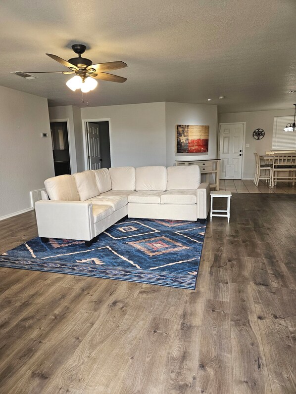 Smart TV, fireplace, books - Rustic Wheel-horse House. Entire one-level 3/2 home located in Granbury, TX. (Granbury)