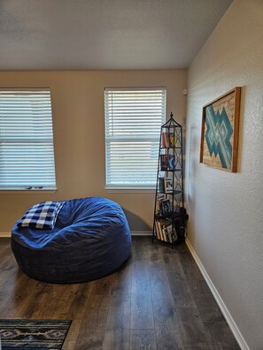 Interior - Rustic Wheel-horse House. Entire one-level 3/2 home located in Granbury, TX. (Granbury)