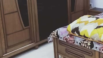 Een strijkplank/strijkijzer, wifi, beddengoed