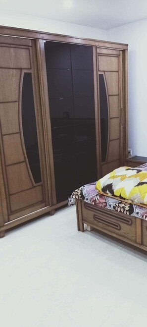 Iron/ironing board, WiFi, bed sheets