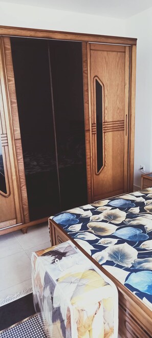 Silitysrauta/-lauta, Wi-Fi, vuodevaatteet