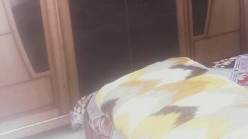 Planxa i posts de planxar, wifi i roba de llit