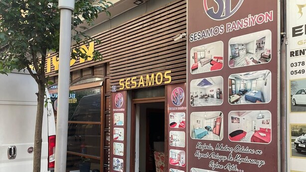 Una fachada comercial con el letrero "SESAMOS" y una amplia exposición de imágenes del interior.
