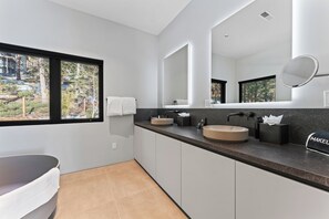 Serviettes fournies, savon, shampoing, papier toilette