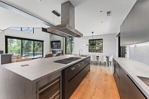 ثلاجة، ميكروويف، فرن، موقد طهي مسطح