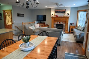 TV - 2 Story Condo @ Jay Peak w/ Hot Tub, Short Walk To Amphitheatre (Jay)