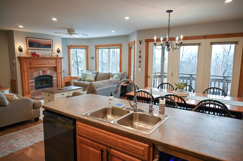 2 Story Condo @ Jay Peak w/ Hot Tub, Short Walk To Amphitheatre