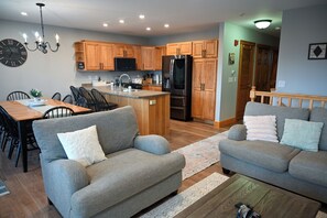 TV - 2 Story Condo @ Jay Peak w/ Hot Tub, Short Walk To Amphitheatre (Jay)
