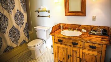 Room (6) | Bathroom | Hair dryer, towels, soap, shampoo