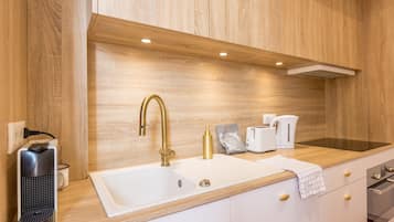Fridge, oven, stovetop, dishwasher