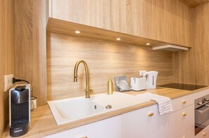 Kühlschrank, Ofen, Geschirrspüler, Wasserkocher mit Kaffee-/Teezubehör