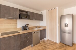 Kjøleskap, mikrobølgeovn, oppvaskmaskin og kaffetrakter/tekoker