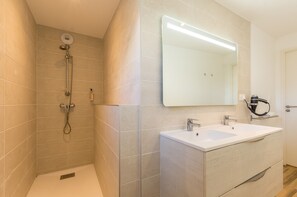 Dusche, Haartrockner, Handtücher