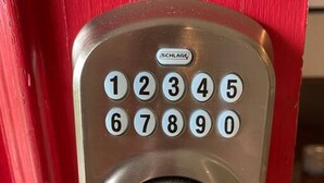 Een numeriek keypad slot met een sleutelgat eronder.