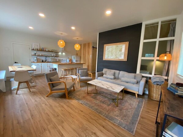 TV - Private Guesthouse - Quiet Space (Knoxville)